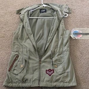 Sleeveless jacket